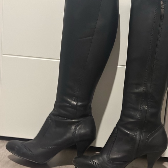 DKNY Boots calf high with cowboy detailing on the toe inside zip. - Picture 2 of 4